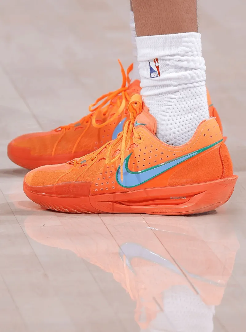 普尔穿着橙色G.T Cut3，砍下34分2篮板5助攻